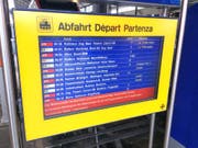 Abfahrtstafel im Bahnhof Luzern: Einige Züge sind verspätet, andere fallen aus. (Bild: Lucien Rahm (Luzern, 7. November 2017))