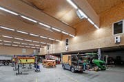 Das neue Feuerwehr- und Werkhofgebäude «Eichenspes» in Kriens wurde vorwiegend aus Schweizer Holz gebaut.Bild: Pius Amrein (28. November 2016)