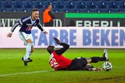 Auf der Transfer-Website kann man etwa den Marktwert von FCL-Offensivmann Jakob Jantscher (links) einsehen. (Bild: Philipp Schmidli ( Neue LZ))