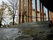 Mit einer mobilen Rampe kann die Stufe überwunden werden. (Bild: Stefan Kaiser (Zug, 13. November 2017))