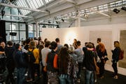 Hannah Schneidt, OK-Mitglied der Kunstpause, führt durch die Räume. (Bild: Rolf Fassbind (Zug, 22. Oktober 2017))