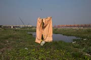 A temporary toilet made by farmers for their use is seen on World Toilet Day near the River Yamuna in New Delhi, India, Thursday, Nov. 19, 2015. According to the United Nations, 2.4 billion people lack adequate sanitation and nearly one billion have no toilet facilities and are forced to relieve themselves in open areas. (AP Photo /Tsering Topgyal) (Bild: Tsering Topgyal / AP / Keystone (Neu-Delhi, 19. November 2015))