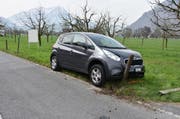 Aus unbekannten Gründen kollidierte ein Autofahrer mit einem Weidezaun in Oberdorf. (Bild: Nidwaldner Polizei)