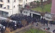 Eine grosse Gruppe Fussball-Anhänger zieht durchs Hubelmattquartier. Die Polizei geht mit Wasserwerfern gegen sie vor. (Bild: Screenshot Leservideo)