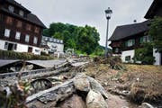 Im Dörfli in Dierikon schlägt die Strasse nach dem Unwetter Wellen. (Bild: Corinne Glanzmann)