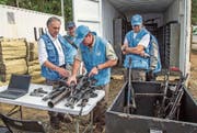 Der Chef der UNO-Beobachtungsmission Kolumbien, Jean Arnault (ganz links), nimmt mit seinem Team Waffen der Farc entgegen. (Bild: Farc/EPA (La Elvira, 13. Juni 2017))
