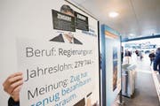 Ein Grund für den Streit: Dieses Plakat wurde am 21. April dieses Jahres am Bahnhof Zug entfernt. (Bild: Stefan Kaiser)