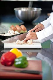 Blick in eine Restaurantküche: Kontrolliert wird, ob die Produkte richtig gekühlt und nicht verdorben sind. (Symbolbild Getty)