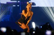 Ariana Grande ist eine der derzeit gefragtesten Popkünstlerinnen weltweit. Die 23-jährige US-Amerikanerin gewann im November den American Music Award in der Königskategorie "Künstler des Jahres". Sie setzte sich damit gegen Justin Bieber, Rihanna, Selena Gomez und Carrie Underwood durch.