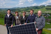 Freuen sich auf ein weiteres nachhaltiges Projekt in der UNESCO Biosphäre Entlebuch (von links): Adrian Scherer (Leiter Energietechnik CKW Conex), Esther Denzler (Leiterin Geschäftsbereich Energie CKW), Christine Bouvard Marty (Gemeindepräsidentin Schüpfheim), Urs Felder (Präsident Energiekommission Schüpfheim), Franz Kuster (Leiter Geschäftsstelle Schüpfheim CKW Conex). (Bild: pd)