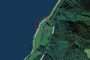 Im mit dem roten Kreis markierten Bereich ereignete sich der Selbstunfall. (Bild: map.search.ch)