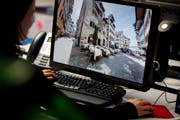 Auf einem Stuhl sitzen und gleichzeitig durch die Zuger Altstadt gehen? Ein virtueller Rundgang machts möglich. (Bild Stefan Kaiser/Neue ZZ)