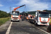 Weil sie bei dem Unfall völlig zerstört wurden, mussten die Autos abgeschleppt werden. Dies führte zu Strassensperrungen. (Bild: Tele 1)