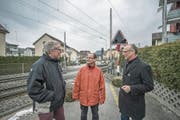 Ralph Ummel, Cla Büchi und Michael Töngi (von links) beim Bahnübergang an der Krienserstrasse. (Bild: Pius Amrein (Kriens, 22. Februar 2018))