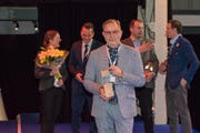 Der bekannte Zuger Gastronome Hubert Erni (vorne) mit der Auszeichnung. (Bild: Andrei Boroseanu)