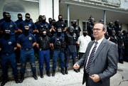 Polizeikommandant Beat Hensler im Mai 2011 mit Mitgliedern der Sondereinheit Luchs anlässlich einer Einsatzübung auf dem Bürgenstock. (Bild: Philipp Schmidli / Neue LZ)