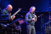 Jan Garbarek, hier mit dem brasilianischen Elektrobassisten Yuri Daniel, konstruierte im KKL ein fragiles Sound-Ambiente. (Bild: Dominik Wunderli)