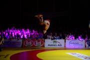 Stefan Reichmuth macht nach seinem gewonnen Kampf gegen Alen Kacinari vor den Willisau fans einen Rückwärtssalto. (Bild: Dominik Wunderli / Neue LZ)