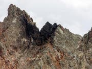 Die Unfallstelle in felsigem Gebiet der abgestürzten F/A-18 auf dem Sustenpass. (Bild: Keystone/ALEXANDRA WEY)