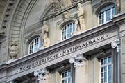 Die Schweizerische Nationalbank (SNB) hat 2017 einen Rekordgewinn erzielt. Die Aufnahme zeigt das SNB-Hauptgebäude. (Bild: Peter Klaunzer/Keystone (Bern, 15. Januar 2015))