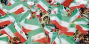 Anhänger von Amtsinhaber Hassan Rohani halten dessen Konterfei in die Luft. (Bild: Abedin Taherkenareh/EPA (Teheran, 16. Mai 2017))