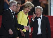 Dustin Hoffman (rechts) und Emma Thompson (mitte) verlassen am Samstag mit Ben Stiller (links) den Saal nach der Premiere ihres Films. (Bild: EPA/Ian Langsdon)