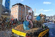 «De Leferkönig» der Guuggenmusig Weidfäger Wolhusen am gestrigen Umzug vor dem Gemeindehaus. (Bild: Nadia Schärli / Neue LZ)