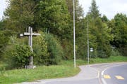 Das schlichte Holzkreuz unterhalb der neuen Lorzentobelbrücke ersetzt ein älteres Kruzifix, das in den 1980er-Jahren beschädigt worden ist. (Bild Maria Schmid)