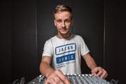 Raphael Theiler kümmert sich um die Licht- und Tontechnik in der Aula der Kanti Willisau. (Bild: Dominik Wunderli, 22. Juni 2017)
