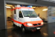 Ein Ambulanzwagen fährt aus dem Spital. (Symbolbild Corinne Glanzmann)