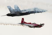 Eine FA-18 der Schweizer Luftwaffe begleitet eine PC-7 (Bild: Keystone)