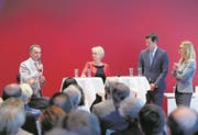 Ignazio Cassis (links), Isabelle Moret und Pierre Maudet waren am Montag in Zug und liessen sich von Nadine Jürgensen interviewen. (Bild: Stefan Kaiser)
