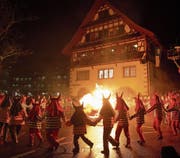 Der Räbechüng wird verbrannt und beendet jeweils die Fasnacht. (Bild: Maria Schmid (Baar, 28. Februar 2017))