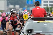 Beim Start zur zweiten Etappe in Rotkreuz hatte Fabian Cancellara noch Luft für einen Schwatz mit Oliver Senn, dem Generaldirektor der Tour de Suisse. (Bild: Keystone/Jean-Christophe Bott)