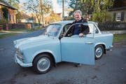 Der Präsident des Trabiclubs Berlin, Michael Kaiser, mit seinem Trabant 601, Baujahr 1968. (Bild: Rudi-Renoir Appoldt (Berlin, 6. November 2017 ))