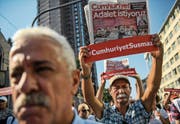 Demonstranten protestieren mit dem Slogan «Cumhuriyet wird nicht zum Schweigen gebracht». (Bild: Ozan Kose/AFP (Istanbul, 24. Juli 2017))