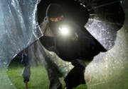 Gestelle Szene eines gewaltsamen Einbruchs. (Symbolbild Keystone, 23.07.2015)