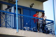 Flüchtlinge, die in einem Hotel in Kos-Stadt untergebracht sind. (Bild: Dominik Weingartner / Neue LZ)