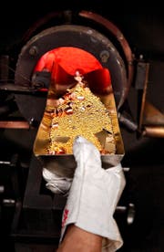 Geschätzt zwei Drittel allen raffinierten Goldes kommen aus der Schweiz, wie hier bei Metalor in Neuchâtel. (Bild: Keystone/Sandro Campardo)