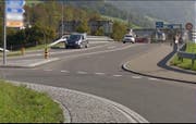 Beim Verlassens des Kreisels Allemend kollidierte der Autolenker mit dem Inselleuchtpfosten.