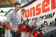 Symbolbild Forstmesse: Ein Messebesucher schaut sich Motorsägen an. Das Bild stammt von der Forstmesse 2009 in Luzern. (Bild: Archiv Neue LZ)