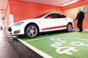 Frisch gezapft: Diego Dudli an der E-Tankstelle im «Zugerland». (Bild: Werner Schelbert / Neue ZZ)