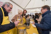 Stadtpräsident Beat Züsli, Stadträtin Manuela Jost und Sängerin Milena Bendakova beim Suppenschöpfen. (Bild: Eveline Beerkircher)