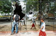 Passanten begutachten den Schaden am Kongressgebäude in Paraguays Hauptstadt Asunción. (Bild: Jorge Saenz/AP (Asunción, 1. April 2017))