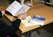 In Emmen haben einige Stimmbürger die Abstimmungsunterlagen doppelt erhalten. Abstimmen dürfen sie aber nur einmal. (Symbolbild Werner Schelbert/Neue ZZ)