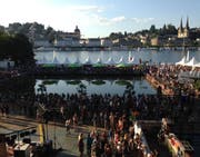 Ein Blick auf die unzähligen Food- und Getränkestände am Blue Balls Festival vor dem KKL Luzern. (Bild: nop)