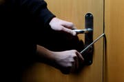 Doppelter Schicksalsschlag: Die Einbrecher sind gekommen, als die Bewohner trauerten. (Symbolbild) (Bild: Stefan Kaiser / Neue ZZ)