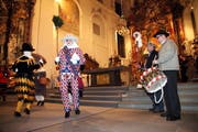 Nüssler führen an der Narrenmesse 2009 in der Pfarrkirche Schwyz ihren Tanz auf. (Bild Laura Vercellone/Neue SZ)