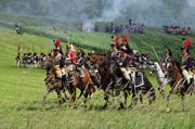 Darsteller proben die grosse Schlachtdarstellung für das 200-Jahr-Jubiläum der Schlacht bei Waterloo. (Bild: PD)