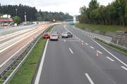 Ein Blick auf die Unfallstelle auf der Autobahn A2 am Freitagmorgen. (Bild: Luzerner Polizei)